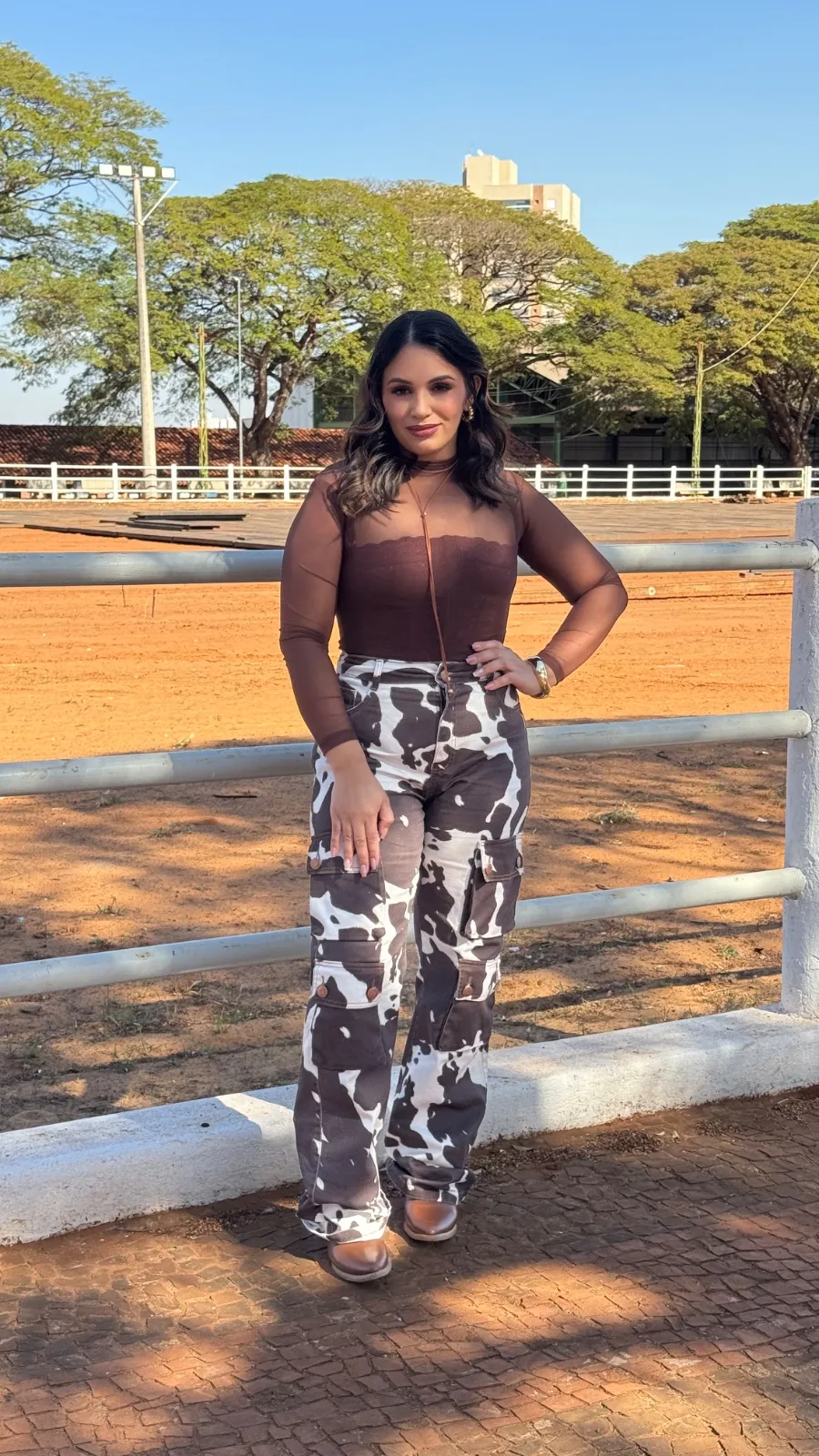 calça cargo cow print